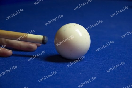 Pool-Billard / Queue trifft weisse Kugel