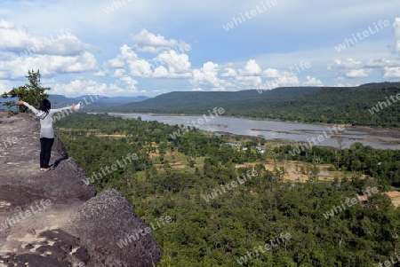 Die Landschaft mit Sicht auf den Mekong River vom Pha Taem Nationalpark bei Khong Chiam in der Umgebung von Ubon Ratchathani im nordosten von Thailand in Suedostasien.