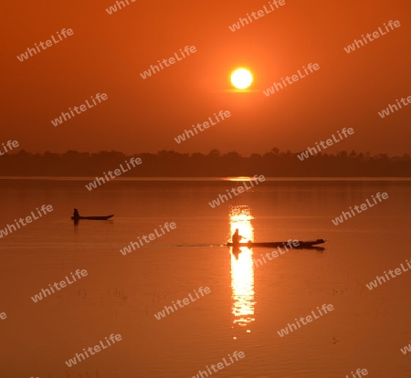 Ein Fischer auf dem See in Amnat Charoen im Isan im osten von Thailand,