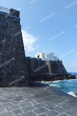 Felsplateau mit Kirche in Forio, Ischia