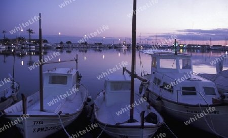 Das Fischerdorf Port de Alcudia mit dem Bootshafen im Februar im Osten der Insel Mallorca einer der Balearen Inseln im Mittelmeer.    