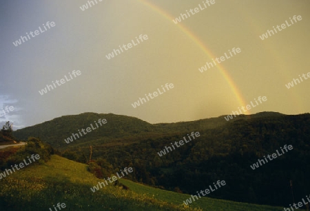 Regenbogen in den kroatischen Bergen