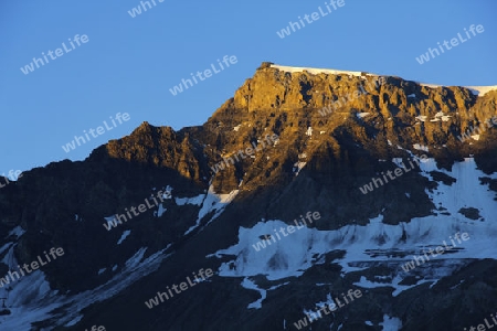 Erste Sonnenstrahlen vergolden den Gipfel des Wildstrubel