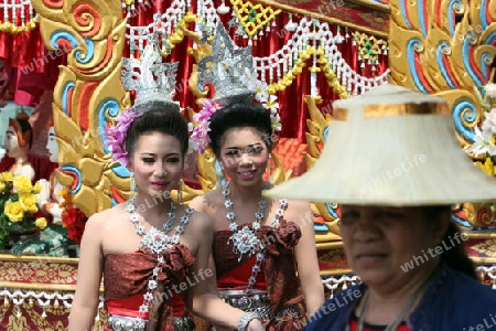 Menschen an der Festparade beim Bun Bang Fai oder Rocket Festival in Yasothon im Isan im Nordosten von Thailand. 