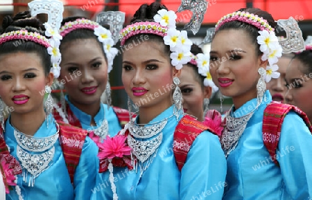 Eine traditionelle Tanz Gruppe zeigt sich an der Festparade beim Bun Bang Fai oder Rocket Festival in Yasothon im Isan im Nordosten von Thailand. 