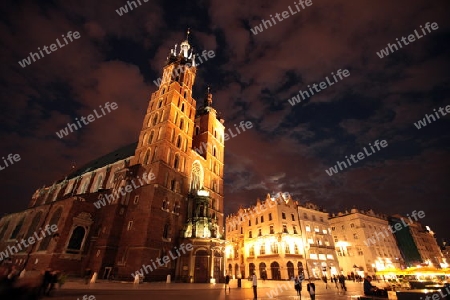 Der Rynek Glowny Platz mit der Marienkirche in der Altstadt von Krakau im sueden von Polen