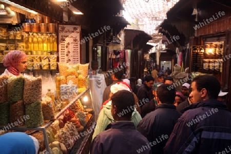 Afrika, Nordafrika, Marokko, Fes, Medina, Altstadt, Moschee, Minarett, Souq, Gasse, Alltag,  (Urs Flueeler) 