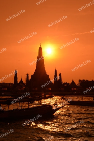 Die Tempelanlage des Wat Arun am Mae Nam Chao Phraya River in der Hauptstadt Bangkok von Thailand in Suedostasien.