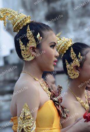 Taenzerinnen bei einem traditionellen Tanz im Santichaiprakan Park am Mae Nam Chao Phraya in der Hauptstadt Bangkok von Thailand in Suedostasien.