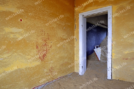 von D?nen und W?stensand eingenommene Wohngebaeude, Arbeitsgebaeude in der ehemaligen Diamantenstadt Kolmanskuppe, Kolmanskop, heute eine Geisterstadt bei L?deritz, Namibia , Afrika