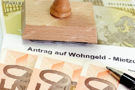 Formular eines Wohngeldantrags mit Euroscheinen