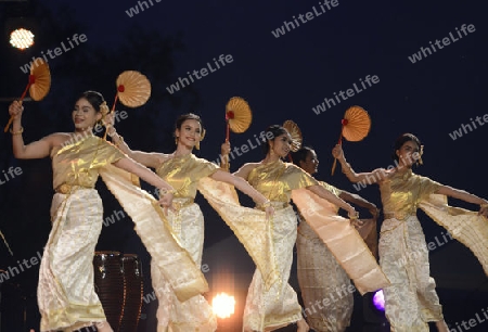 Taenzerinnen bei einem traditionellen Tanz im Santichaiprakan Park am Mae Nam Chao Phraya in der Hauptstadt Bangkok von Thailand in Suedostasien.