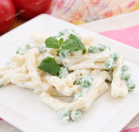 Nudelsalat mit Erbsen