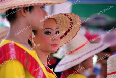 Eine traditionelle Tanz Gruppe zeigt sich an der Festparade beim Bun Bang Fai oder Rocket Festival in Yasothon im Isan im Nordosten von Thailand. 