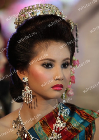 Eine Miss Kandidatin anlaesslich der Miss Wahl beim Bun Bang Fai oder Rocket Festival in Yasothon im Isan im Nordosten von Thailand. 