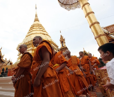 Moench am Abend Anlage des Wat Phra That Doi Suthep bei Chiang Mai in der Provinz Chiang Mai im Norden von Thailand in Suedostasien.