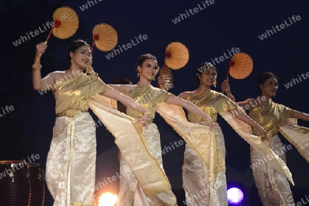 Taenzerinnen bei einem traditionellen Tanz im Santichaiprakan Park am Mae Nam Chao Phraya in der Hauptstadt Bangkok von Thailand in Suedostasien.