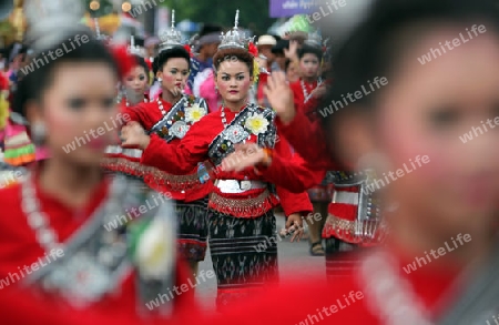 Eine traditionelle Tanz Gruppe zeigt sich an der Festparade beim Bun Bang Fai oder Rocket Festival in Yasothon im Isan im Nordosten von Thailand. 