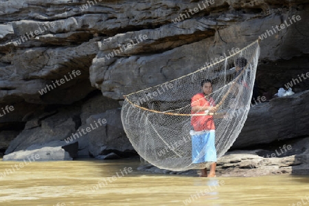 Ein Fischer in der Steinlandschaft im Mekong River des Naturpark Sam Phan Bok bei Lakhon Pheng am Mekong River in der Provinz Amnat Charoen nordwestlich von Ubon Ratchathani im nordosten von Thailand in Suedostasien.