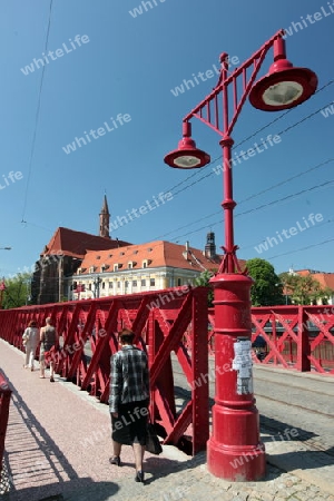 Eine Staalbruecke ueber dem Fluss Oder in der Innenstadt von Wroclaw oder Breslau im westen von Polen.  