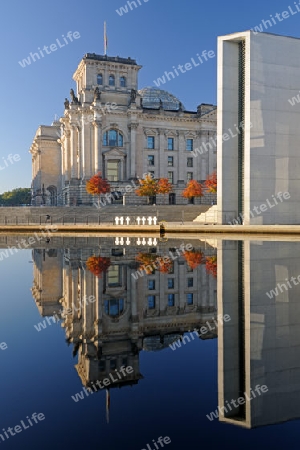 Reichstag und  Paul-L?be-Haus  spiegeln sich im Herbst bei Sonnenaufgang in der Spree,  Berlin, Deutschland, Europa, oeffentlicher Grund