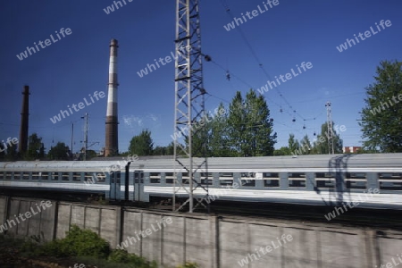 Der Hauptbahnhof von Riga mit einem Zug ausserhalb der Altstadt von Riga der Hauptstadt von Lettland