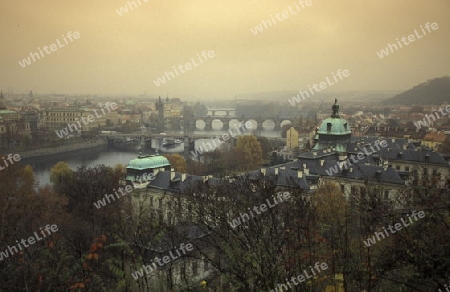 Die Karlsbruecke ueber dem Vltava Fluss von Prag der Hauptstadt der Tschechischen Republik.