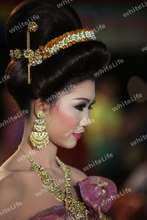 Eine Miss Kandidatin anlaesslich der Miss Wahl beim Bun Bang Fai oder Rocket Festival in Yasothon im Isan im Nordosten von Thailand. 