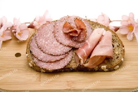 Salami und Schinken auf Brot