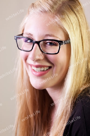 Portrait einer jungen Frau mit Brille