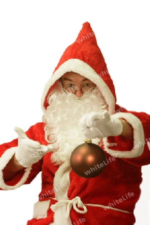 Weihnachtsmann mit Christbaumkugel. Freigestellt auf weissem Hintergrund