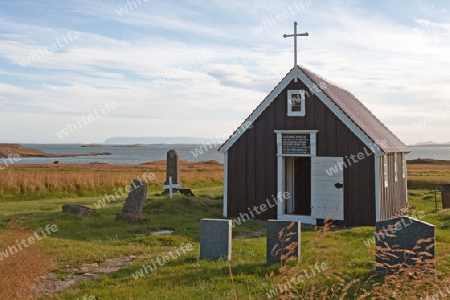 Der Nordwesten Islands, Kirche von Bjarnah?fn vor der Kulisse des Fjordes Breidafj?rdur im Norden der Halbinsel Sn?fellsness 