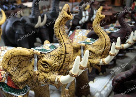 Kunsthandwerk in einem Shop in Khorat in der provinz Nakhon Ratchasima im Nordosten von Thailand im Suedwesten von Thailand in Suedostasien.