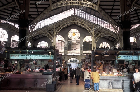 Die Architektur im inneren der Markthalle des Mercado Central in der Innenstadt von Valencia in der Abenddaemmerun