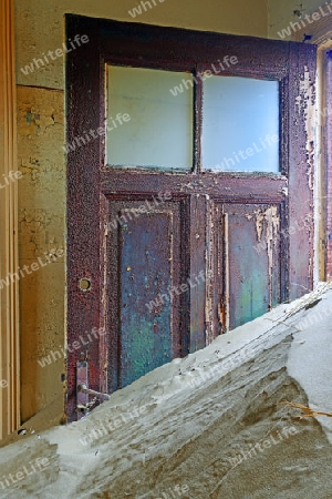 von D?nen und W?stensand eingenommene Wohngebaeude, Arbeitsgebaeude in der ehemaligen Diamantenstadt Kolmanskuppe, Kolmanskop, heute eine Geisterstadt bei L?deritz, Namibia , Afrika