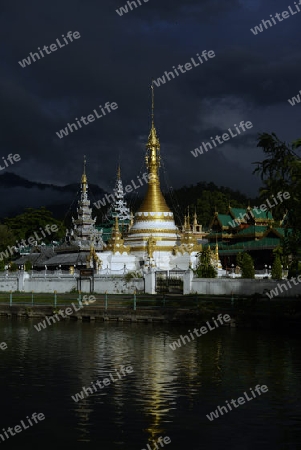 Der Tempel Wat Jong Kham und Jong Klang am See Nong Jong Kham im Dorf Mae Hong Son im norden von Thailand in Suedostasien.