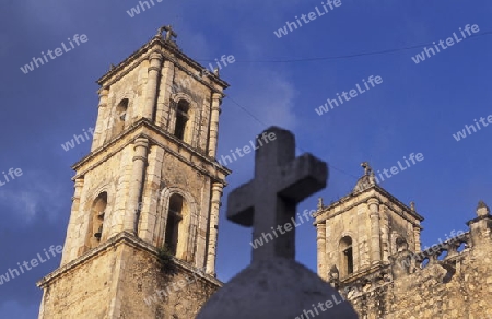 Die Kirche in der Altstadt von Valladolid im Staat Yucatan auf der Halbinsel Yuctan im sueden von Mexiko in Mittelamerika.     