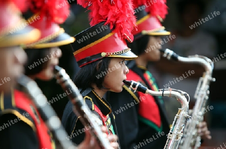 Eine Musik Gruppe zeigt sich an der Festparade beim Bun Bang Fai oder Rocket Festival in Yasothon im Isan im Nordosten von Thailand. 