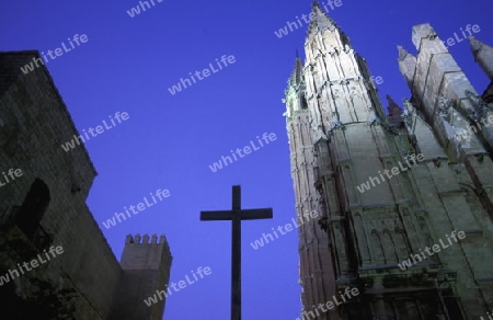 Die Kathedrale La Seu der Altstadt von Palma de Mallorca der Hauptstadt der Insel Mallorca einer der Balearen Inseln im Mittelmeer.  