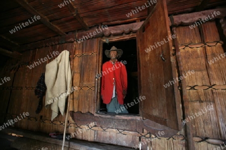 Ein Bauer vor seinem Haus in einem Bauerndorf beim Bergdorf Maubisse suedlich von Dili in Ost Timor auf der in zwei getrennten Insel Timor in Asien