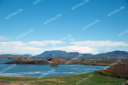 Der Nordosten Islands, Blick ?ber die Pseudo-Krater auf das Nord-Ost-Ufer des Myvatn-See 