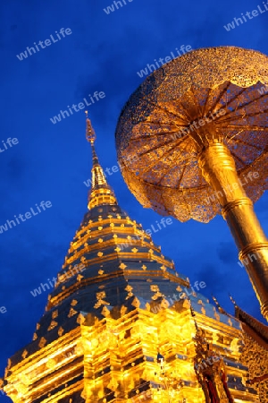 Der Chedi der Tempel Anlage des Wat Phra That Doi Suthep bei Chiang Mai in der Provinz Chiang Mai im Norden von Thailand in Suedostasien.