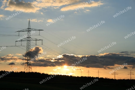 Strommasten im Sonnenuntergang