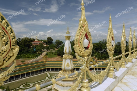 Der Grosse Tempel oder Chedi Phra Maha Chedi Chai Mongkhon auf einem Huegel bei Roi Et in der Provinz Roi Et nordwestlich von Ubon Ratchathani im nordosten von Thailand in Suedostasien.