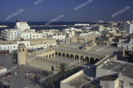 Die Grosse Moschee mit der Mauer in der Altstadt oder Medina von Sousse am Mittelmeer  in Tunesien in Nordafrika.    