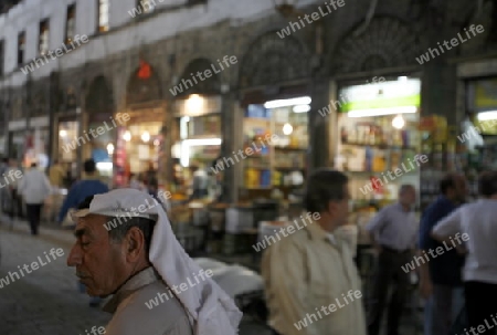 Eine Gasse mit Geschaeften im Souq in der Altstadt der Syrischen Hauptstadt Damaskus