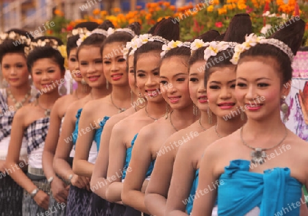 Eine traditionelle Tanz Gruppe zeigt sich an der Festparade beim Bun Bang Fai oder Rocket Festival in Yasothon im Isan im Nordosten von Thailand. 