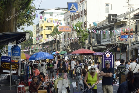 Der Markt bei einem Fest beim Santichaiprakan Park am Mae Nam Chao Phraya in der Hauptstadt Bangkok von Thailand in Suedostasien.