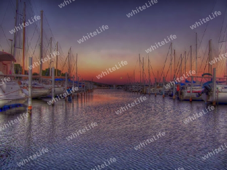 Hafen im Sonnenuntergang (HDR)