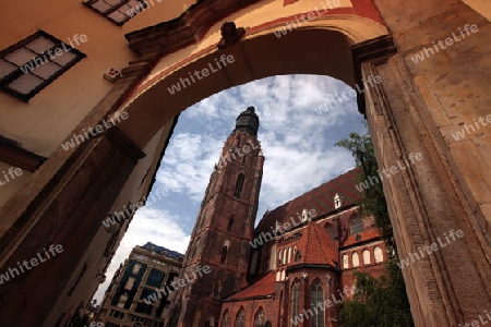 Die Elisabethkirche beim Stray Rynek Platz  in der Altstadt von Wroclaw oder Breslau im westen von Polen.  